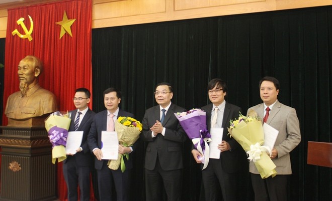 Bộ trưởng Chu Ngọc Anh trao Quyết định bổ nhiệm một số Lãnh đạo các đơn vị thuộc Bộ. Ảnh Most.gov.vn 