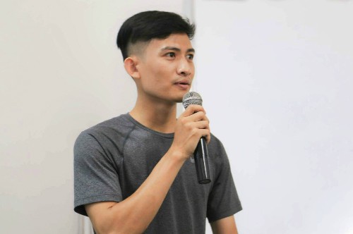 Nguyễn Văn Toản trong một buổi thuyết trình.