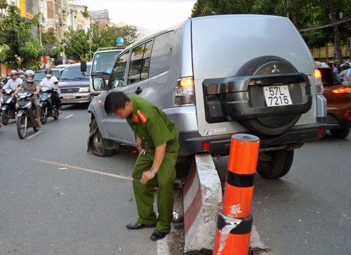 Xe chở tiền gặp nạn ở trung tâm Sài Gòn. Ảnh: Sơn Hòa
