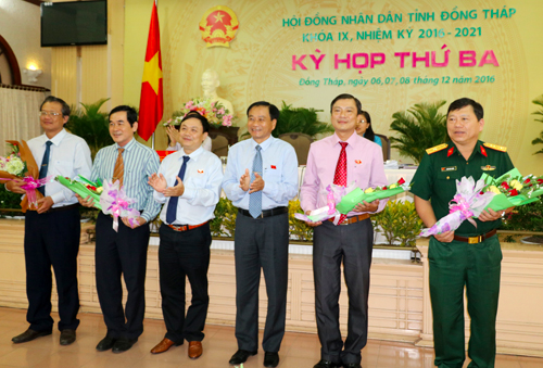 Lãnh đạo tỉnh Đồng Tháp chúc mừng các đồng chí vừa được tín nhiệm. Ảnh Đongthap.gov.vn