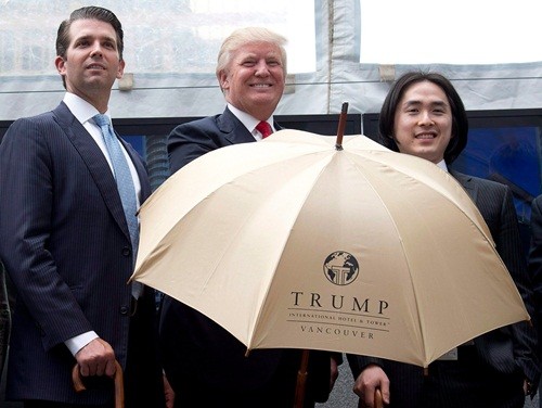 Ông Donald Trump (giữa) xuất hiện cùng con trai Donald Jr (trái) và nhà phát triển bất động sản người Malaysia Tiah Joo Kim hồi năm 2013. Ảnh: Canadian Press