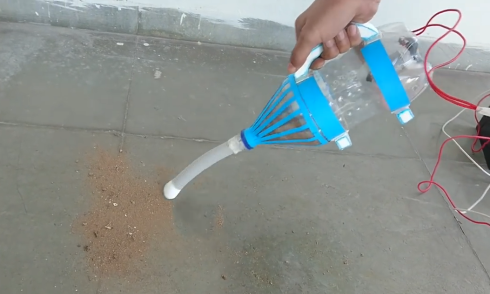 Tạo máy hút bụi đơn giản với chai nhựa