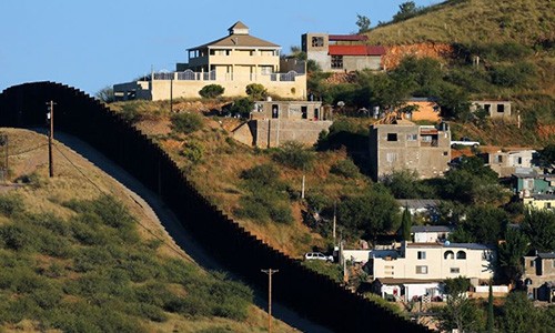 Bức tường ngăn biên giới Mỹ và Mexico ước tính cần 20 tỷ USD. Ảnh: Reuters