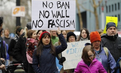 Các nhà hoạt động tuần hành phản đối lệnh cấm nhập cảnh của Tổng thống Donald Trump tại bang Oregon, Mỹ, ngày 30/1. Ảnh: Reuters.