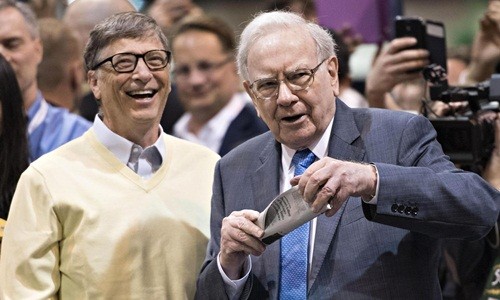Bill Gates (trái) và Warren Buffett đã là bạn bè 26 năm qua. Ảnh: AFP