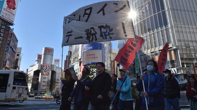 Các thành viên nhóm Kakuhido biểu tình ở Tokyo phản đối Ngày Valentine. Ảnh: AFP