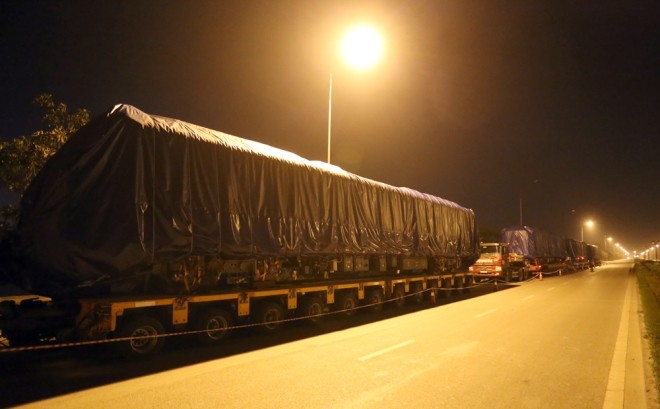 Tàu đường sắt Cát Linh - Hà Đông tập kết ở Hà Nội trong đêm