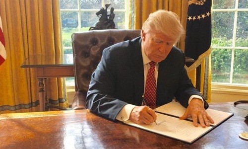 Tổng thống Mỹ Donald Trump ký sắc lệnh hạn chế nhập cảnh sửa đổi. Ảnh: White House