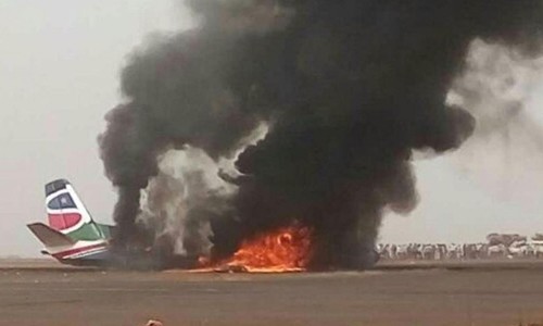 Phi cơ South Supreme Airlines bốc cháy tại sân bay thành phố Wau. Ảnh: Xinhua.
