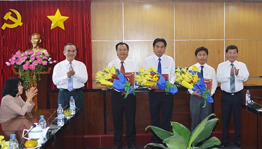 Ông Phạm Văn Cành và ông Trần Thanh Liêm trao quyết định và chúc mừng các cán bộ được bổ nhiệm. Ảnh báo Bình Dương