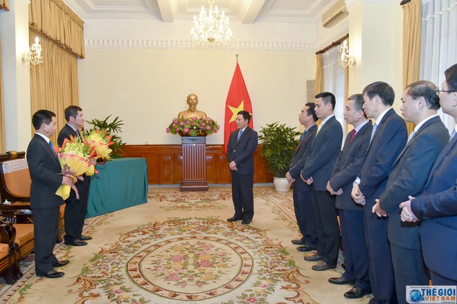 Phó Thủ tướng Phạm Bình Minh trao quyết định và chúc mừng 2 cán bộ được bổ nhiệm. Ảnh Baoquocte.vn