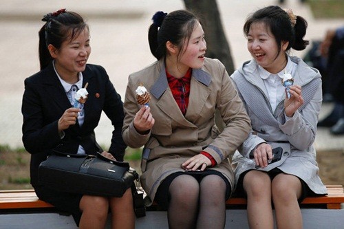 Ba cô gái Triều Tiên vừa trò chuyện vừa ăn kem. Ảnh:Reuters