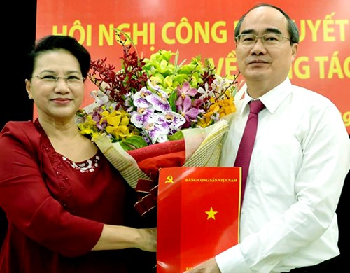Chủ tịch Quốc hội Nguyễn Thị Kim Ngân trao quyết định cho ông Nguyễn Thiện Nhân. Ảnh:T.L