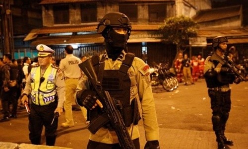 Đánh bom tự sát liên tiếp ở Jakarta, ba cảnh sát thiệt mạng