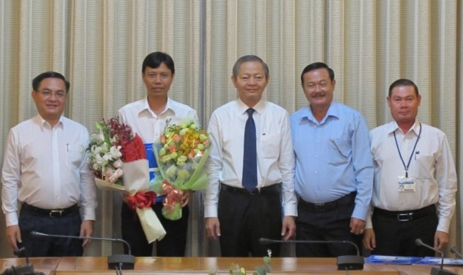 Ông Nguyễn Bá Thành (người cầm hoa) được bổ nhiệm giữ chức vụ Phó Giám đốc Sở Xây dựng TP.HCM. Ảnh: Phát luật TP.HCM
