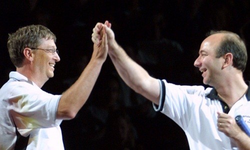 Bill Gates (trái) và Jeff Bezos (phải) luôn nằm trong top người giàu nhất thế giới. Ảnh:BI