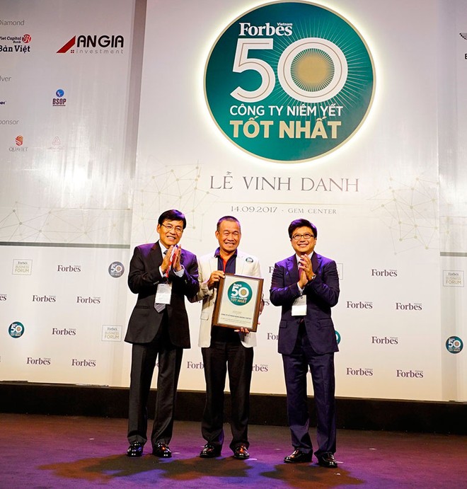 Ông Lưu Đức Khánh, Giám đốc điều hành Vietjet nhận chứng nhận từ Forbes.