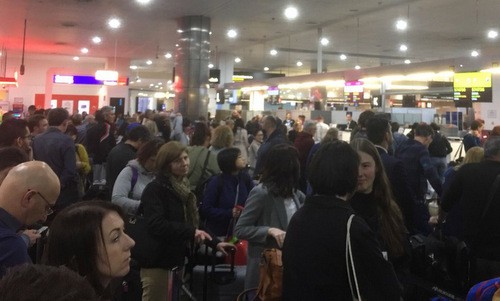 Hành khách chờ hệ thống máy tính phục hồi tại sân bay Melbourne, Australia. Ảnh:Twitter.