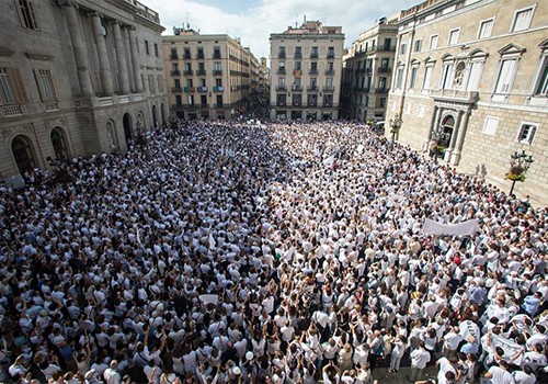 Người biểu tình mặc áo trắng tập trungở Madrid và Barcelona để kêu gọi chính phủ Tây Ban Nha đối thoại với vùng tự trị Catalonia. Ảnh:AP.