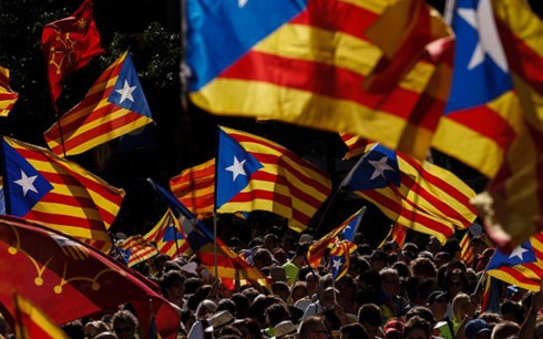 Chính quyền Tây Ban Nha đe doạ sẽ sử dụng mọi biện pháp cần thiết để ngăn cản ý định ly khai của vùng Catalonia (Ảnh: CNN)