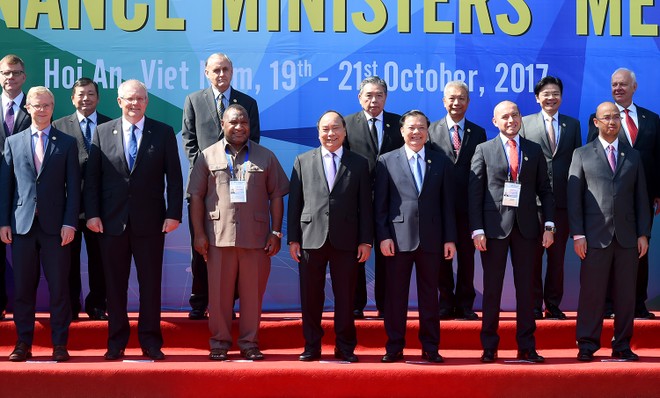 Thủ tướng Nguyễn Xuân Phúc cùng các Bộ trưởng Tài chính APEC. - Ảnh: VGP/Quang Hiếu