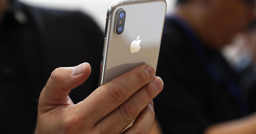 Apple khuyên người dùng nên đến sớm nếu muốn mua iPhone X.