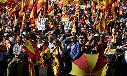 Người Tây Ban Nha biểu tình ở Madrid phản đối Catalonia tuyên bố độc lập. Ảnh:AFP.
