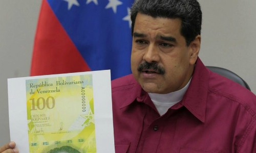 Tổng thống Venezuela giới thiệu thiết kế tờ 100.000 bolivar. Tờ tiền chỉ in số 100 nhưng dòng chữ tiếng Tây Ban Nha có ghi rõ "cien mil bolivares", có nghĩa là "một trăm nghìn bolivar".Ảnh: Reuters