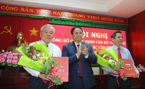 Đồng chí Phạm Minh Chính, trao Quyết định và tặng hoa đồng chí Nguyễn Văn Thể và đồng chí Phan Văn Sáu.
