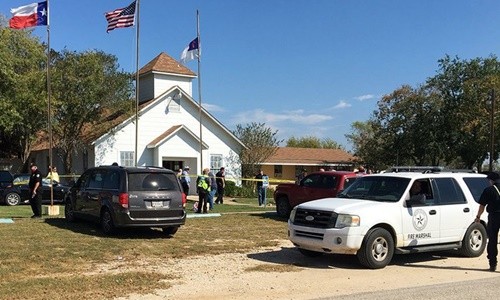 Cảnh sát phong tỏa bên ngoài nhà thờ nơi xảy ra vụ xả súng. Ảnh:New York Times.