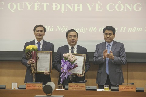 Chủ tịch UBND TP Nguyễn Đức Chung trao quyết định bổ nhiệm Chánh Thanh tra Thành phố, Giám đốc Sở Giáo dục và Đào tạo.