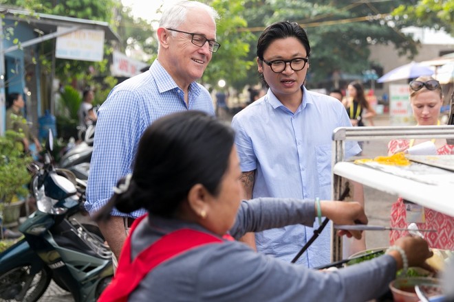Thủ tướng Úc lần đầu thưởng thức bánh mì ở Đà Nẵng