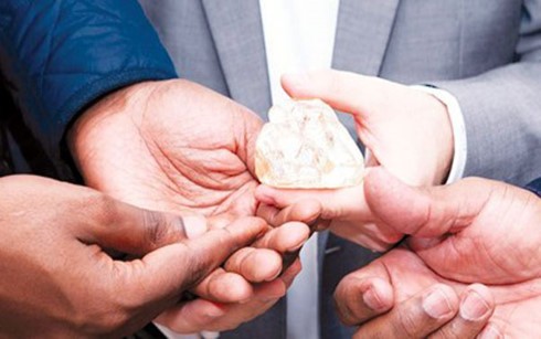 Viên kim cương thô nặng 709 carat được tìm thấy tại tại tỉnh Kono hồi tháng 3/2017. (Ảnh: SGGP)
