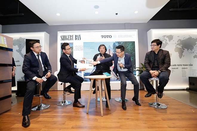 Kiến trúc sư Shigeru Ban (giữa) trao đổi tại sự kiện