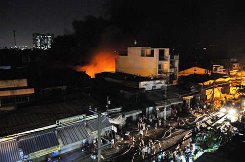 Xưởng mút cháy ngùn ngụt trong đêm ở Sài Gòn