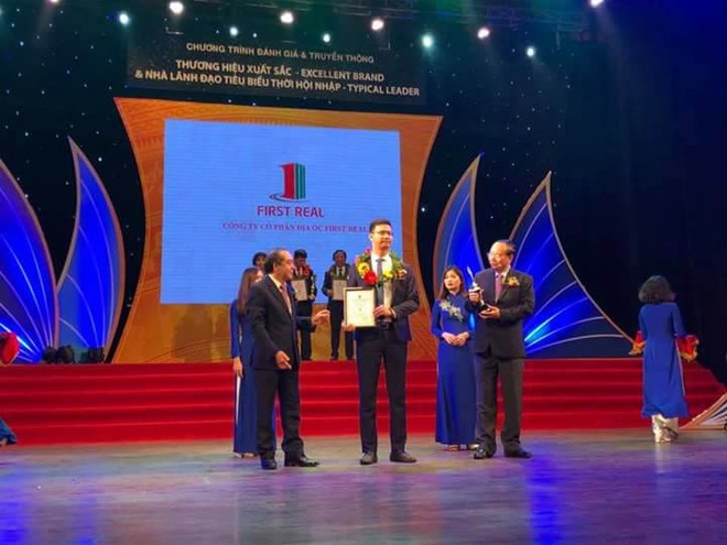 Ông Vũ Đình Cương, Giám đốc Maketing Công ty cổ phần Địa ốc First Real đại diện ban lãnh đạo Công ty nhận giải thưởng Thương hiệu xuất sắc 2017