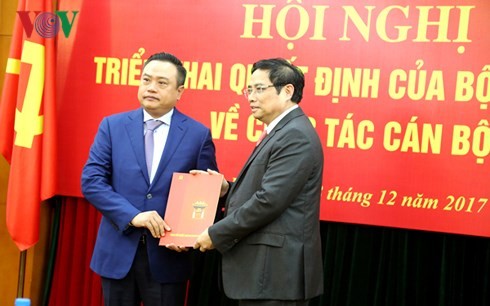 Đồng chí Phạm Minh Chính trao Quyết định cho đồng chí Trần Sỹ Thanh. Ảnh Vov.vn