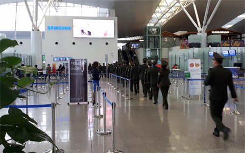 15h30 tại sảnh quốc tế sân bay Nội Bài, nhiều cán bộ an ninh đi vào khu vực xuất nhập cảnh.