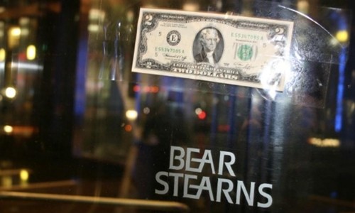 Tờ 2 USD dán trên cửa xoay của Bear Stearns ngày 17/3/2008. Ảnh:Reuters