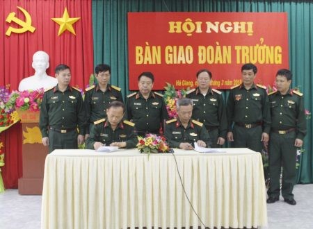 Thiếu tướng Sùng Thìn Cò, Phó Tư lệnh Quân khu II cùng các đại biểu chứng kiến Lễ ký kết bàn giao Đoàn trưởng Đoàn 313. Ảnh báo Quân khu II