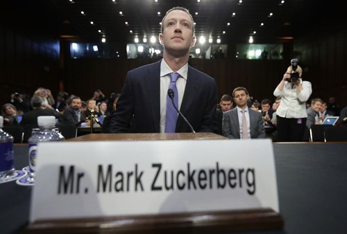 Trong lúc Mark Zuckerberg phải ra điều trần trước Quốc hội Mỹ, cổ phiếu của Facebook lại liên tục tăng. Ảnh:AFP.