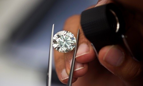 Kim cương sản xuất bằng lò vi sóng có thành phần cấu tạo và chất lượng giống kim cương tự nhiên. Ảnh minh họa:Reddit.