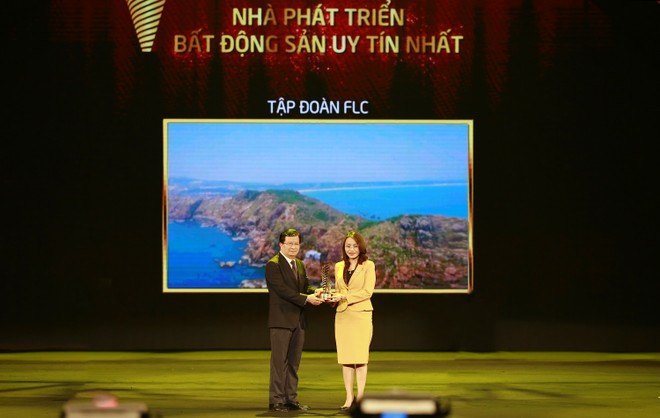 Phó Chủ tịch Tập đoàn FLC – bà Hương Trần Kiều Dung nhận giải Nhà phát triển bất động sản uy tín nhất.