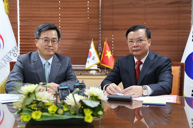 Bộ trưởng Bộ Tài chính Đinh Tiến Dũng hội đàm với Phó Thủ tướng Chính phủ kiêm Bộ trưởng Bộ Chiến lược và Tài chính Hàn Quốc Kim Dong Yeon