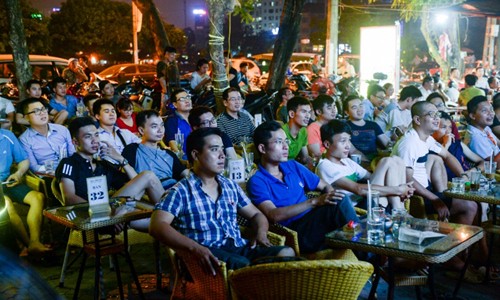 Khán giả tập trung xem bóng đá tại một quán cà phê tại Hà Nội. Ảnh:AFP.