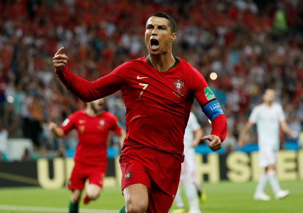 Ronaldo thăng hoa ngày Bồ Đào Nha ra quân. Ảnh:Reuters.