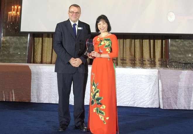 Đại diện Vietcombank, bà Vũ Thị Bích Thu – Trưởng Văn phòng đại diện Vietcombank tại Singapore nhận Giải thưởng “Ngân hàng có sản phẩm Mobile Banking sáng tạo hiệu quả nhất năm 2018” do tạp chí Asian Banking & Finance trao tặng