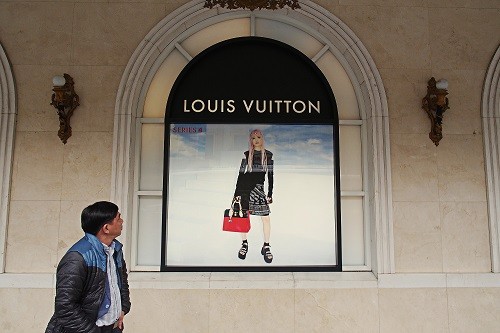 Bên ngoài một cửa hàng Louis Vuitton trên phố Tràng Tiền, Hà Nội. Ảnh:Tomas Slavicek