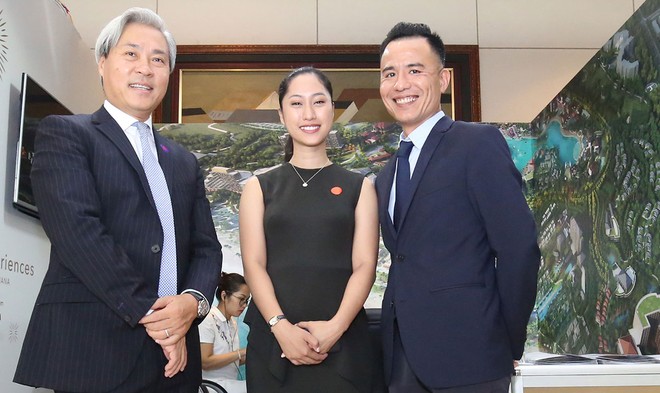 Ông Don Lam (bên trái) cùng các khách mời bên lề Hội nghị Tổng kết 30 năm thu hút FDI