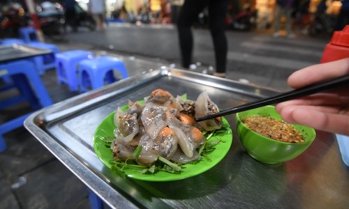 Ba món ăn vặt nổi tiếng trên con phố ngắn nhất Hà Nội